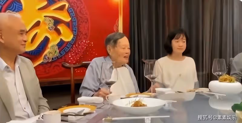 楊振寧辦100歲壽宴,感謝翁帆18年的陪伴,夫妻一起慶祝百歲壽宴