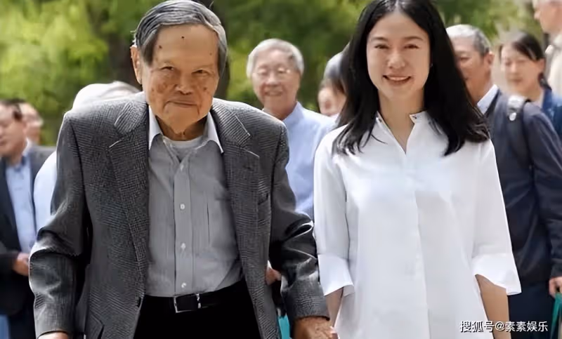 楊振寧辦100歲壽宴,感謝翁帆18年的陪伴,夫妻一起慶祝百歲壽宴