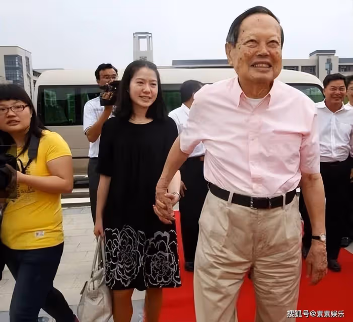 楊振寧辦100歲壽宴,感謝翁帆18年的陪伴,夫妻一起慶祝百歲壽宴