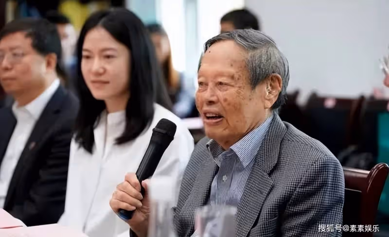 楊振寧辦100歲壽宴,感謝翁帆18年的陪伴,夫妻一起慶祝百歲壽宴