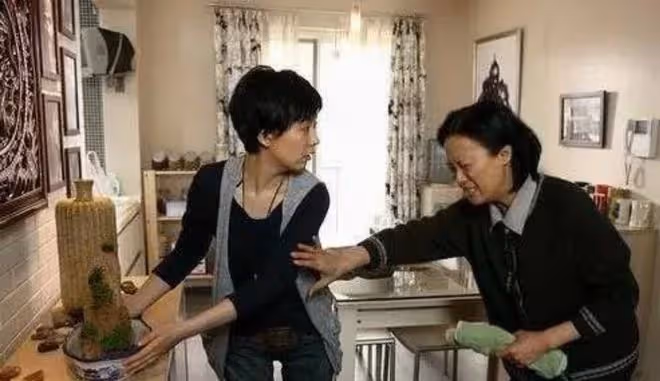 「媽，嫂子憑什麼總回娘家過年」婆婆一言，讓全家沉默
