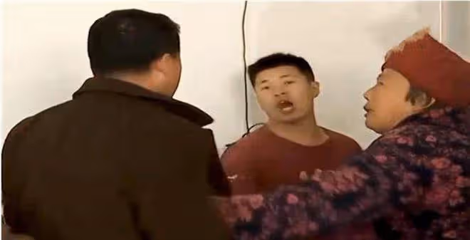 兒子花光父親200萬積蓄，對父親大打出手說：誰讓你就給這麼點錢