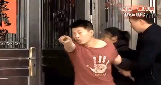 兒子花光父親200萬積蓄，對父親大打出手說：誰讓你就給這麼點錢