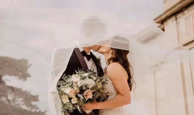婚後丈夫的工資都被婆婆拿走了,妻子質問,丈夫卻說:我媽只是幫我保管