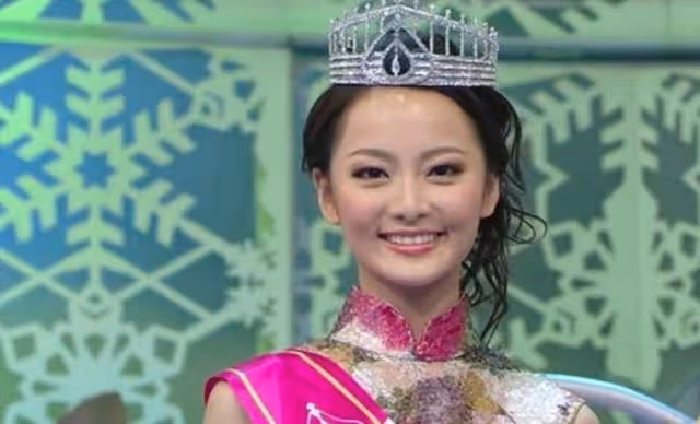蹭熱度?TVB前小花曬長腿照為港姐送祝福,舉動遭網友指不合主題
