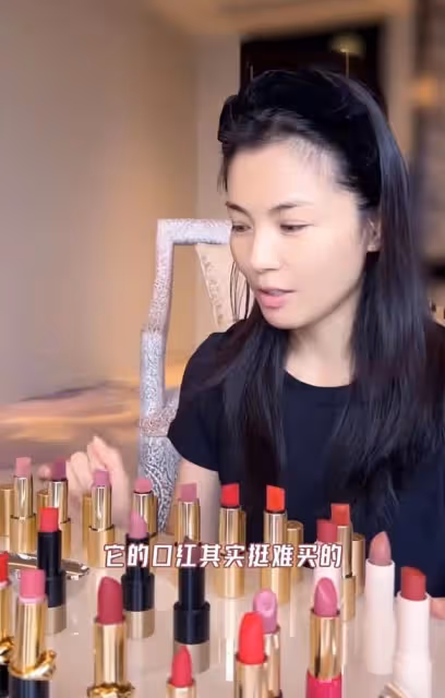 44歲劉濤高調曬口紅!20支擺滿桌價值超六千,折斷後接著用太節儉