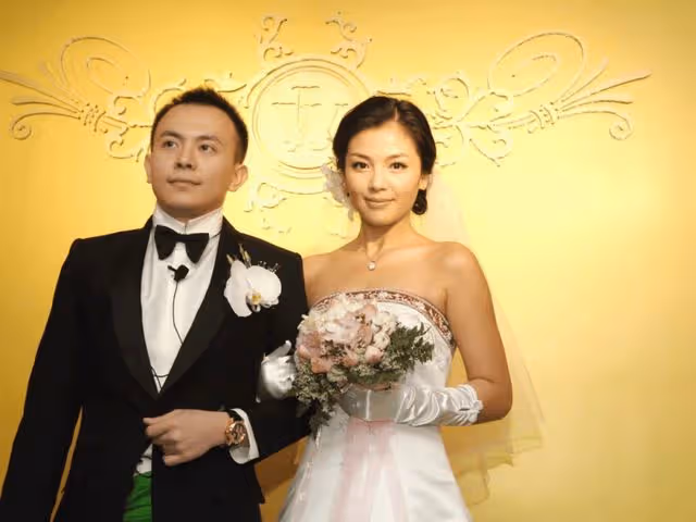 44歲劉濤高調曬口紅!20支擺滿桌價值超六千,折斷後接著用太節儉