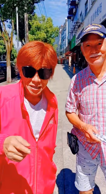 75歲高雄現身成都!與梁小龍3年未見路邊偶遇,相約吃飯激動難掩