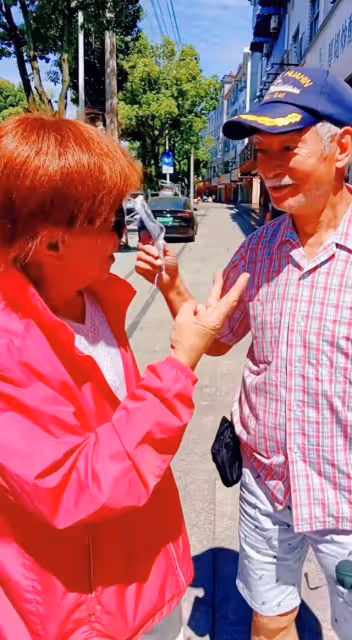 75歲高雄現身成都!與梁小龍3年未見路邊偶遇,相約吃飯激動難掩