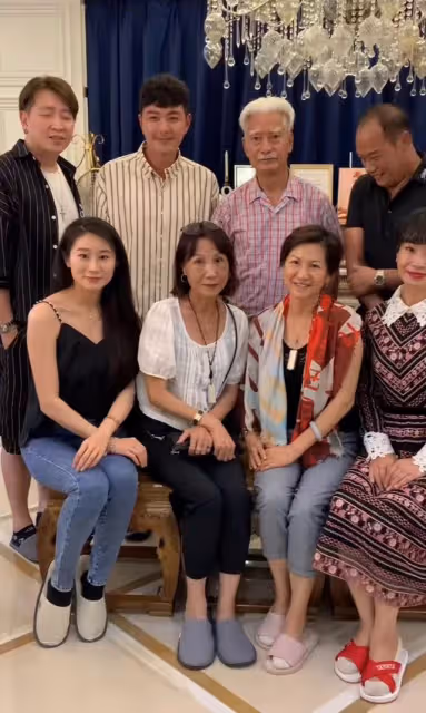 75歲高雄現身成都!與梁小龍3年未見路邊偶遇,相約吃飯激動難掩