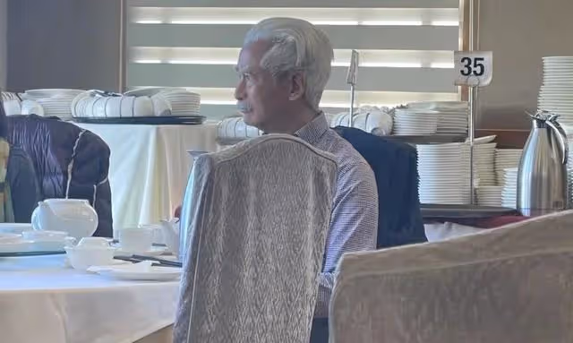 75歲高雄現身成都!與梁小龍3年未見路邊偶遇,相約吃飯激動難掩