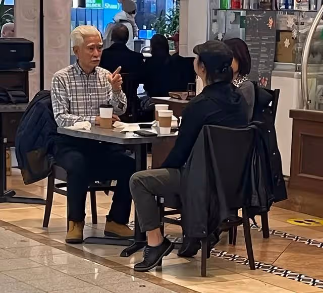 75歲高雄現身成都!與梁小龍3年未見路邊偶遇,相約吃飯激動難掩