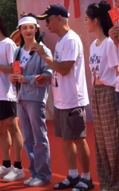 75歲高雄現身成都!與梁小龍3年未見路邊偶遇,相約吃飯激動難掩