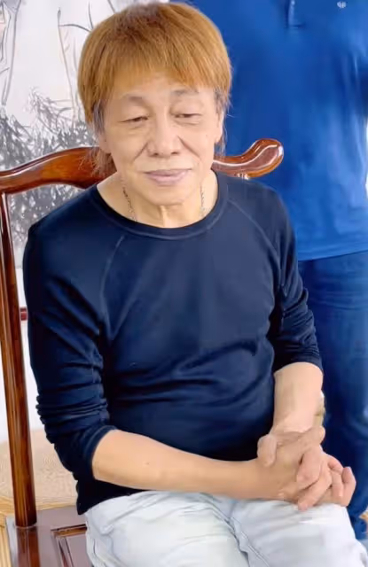 75歲高雄現身成都!與梁小龍3年未見路邊偶遇,相約吃飯激動難掩