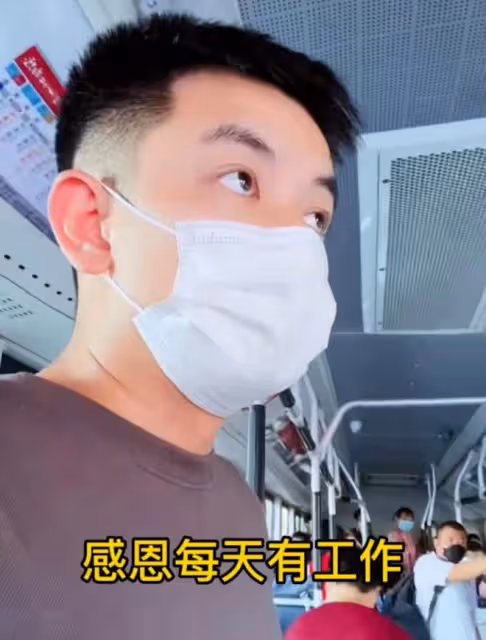 32歲演員當快遞員!擠公交地鐵輾轉5地送衣服,凌晨一點才到家