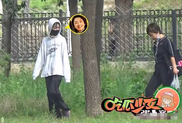 周冬雨劉昊然被曝戀愛後現身!女方逛公園違反條例,男方開心難掩