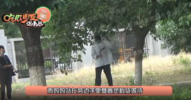 周冬雨劉昊然被曝戀愛後現身!女方逛公園違反條例,男方開心難掩