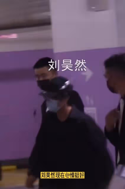 周冬雨劉昊然被曝戀愛後現身!女方逛公園違反條例,男方開心難掩