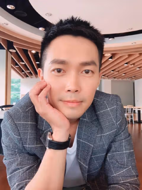 37歲男星被控拋妻棄子!疑出軌劇組女演員,遭親友怒斥靠老婆養家