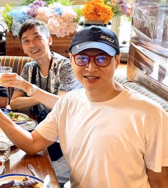 倪震喪父後首露面,與張達明喝啤酒心情好,對方曾患癌身材消瘦