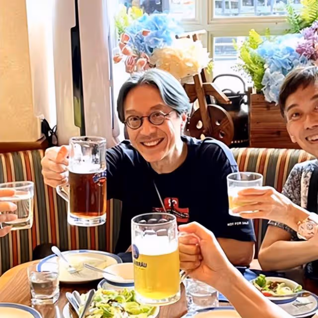 倪震喪父後首露面,與張達明喝啤酒心情好,對方曾患癌身材消瘦