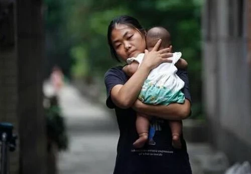 我跟女兒被前夫趕出家門，臨走前婆婆塞東西到女兒背包裡，看到放在背包裡的東西我痛哭流涕