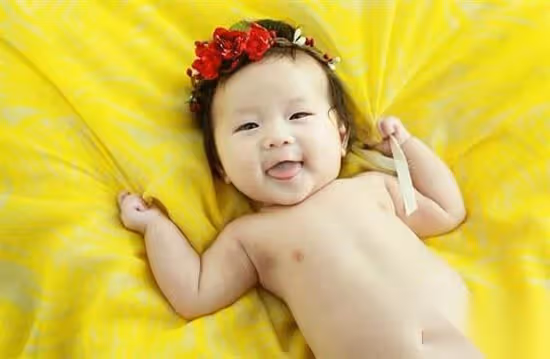 小女兒的百日宴上，大女兒抱著我哇哇大哭，聽完她的話，氣的我掀翻桌子