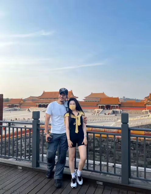 海一天夫婦同游故宮大秀恩愛！老婆穿緊身背心，白皙豐腴美腿矚目