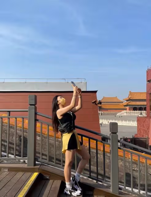 海一天夫婦同游故宮大秀恩愛！老婆穿緊身背心，白皙豐腴美腿矚目