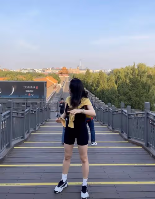 海一天夫婦同游故宮大秀恩愛！老婆穿緊身背心，白皙豐腴美腿矚目