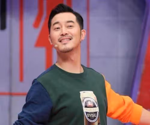 52歲唐文龍罕見露面,一身「腱子肉」十分壯碩,絲毫不輸20歲小伙,網友:長得像謝霆鋒