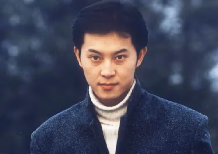 52歲唐文龍罕見露面,一身「腱子肉」十分壯碩,絲毫不輸20歲小伙,網友:長得像謝霆鋒