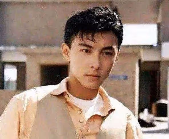 52歲唐文龍罕見露面,一身「腱子肉」十分壯碩,絲毫不輸20歲小伙,網友:長得像謝霆鋒
