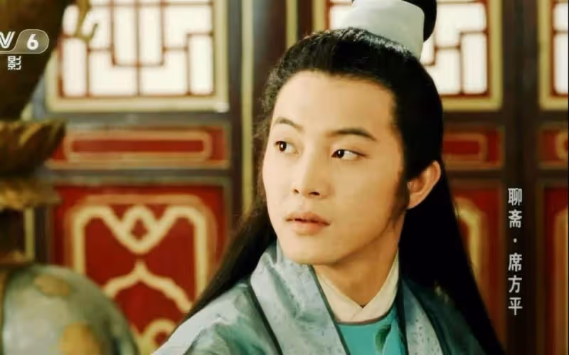 52歲唐文龍罕見露面,一身「腱子肉」十分壯碩,絲毫不輸20歲小伙,網友:長得像謝霆鋒