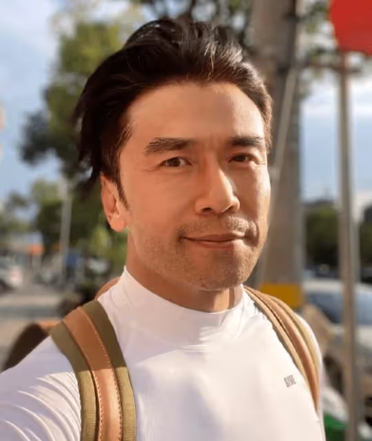 52歲唐文龍罕見露面，一身「腱子肉」十分壯碩，絲毫不輸20歲小伙，網友：長得像謝霆鋒