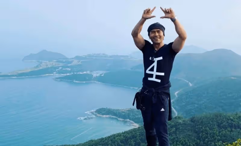 52歲唐文龍罕見露面，一身「腱子肉」十分壯碩，絲毫不輸20歲小伙，網友：長得像謝霆鋒