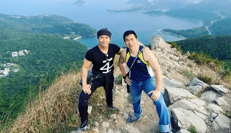 52歲唐文龍罕見露面，一身「腱子肉」十分壯碩，絲毫不輸20歲小伙，網友：長得像謝霆鋒