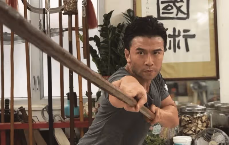 52歲唐文龍罕見露面，一身「腱子肉」十分壯碩，絲毫不輸20歲小伙，網友：長得像謝霆鋒