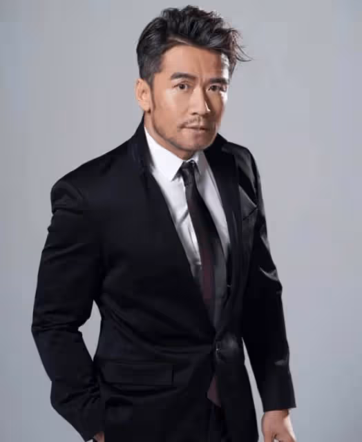52歲唐文龍罕見露面，一身「腱子肉」十分壯碩，絲毫不輸20歲小伙，網友：長得像謝霆鋒