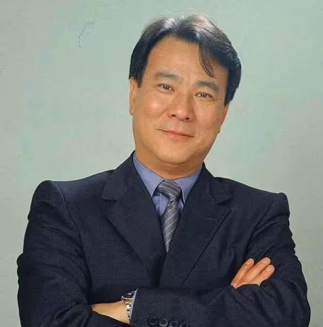70歲李修賢近照曝光！英雄遲暮相貌大變認不出，與當年搭檔周潤發差別大，曾大力提攜周星馳，網友：活的灑脫自然才是人生