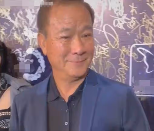 70歲李修賢近照曝光！英雄遲暮相貌大變認不出，與當年搭檔周潤發差別大，曾大力提攜周星馳，網友：活的灑脫自然才是人生
