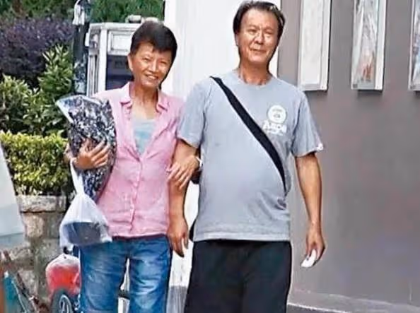 70歲李修賢近照曝光!英雄遲暮相貌大變認不出,與當年搭檔周潤發差別大,曾大力提攜周星馳,網友:活的灑脫自然才是人生