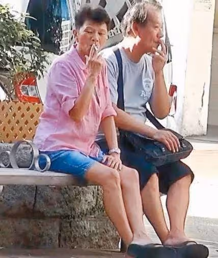 70歲李修賢近照曝光!英雄遲暮相貌大變認不出,與當年搭檔周潤發差別大,曾大力提攜周星馳,網友:活的灑脫自然才是人生