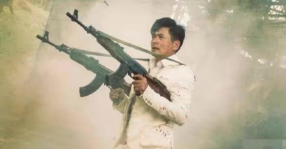 70歲李修賢近照曝光!英雄遲暮相貌大變認不出,與當年搭檔周潤發差別大,曾大力提攜周星馳,網友:活的灑脫自然才是人生