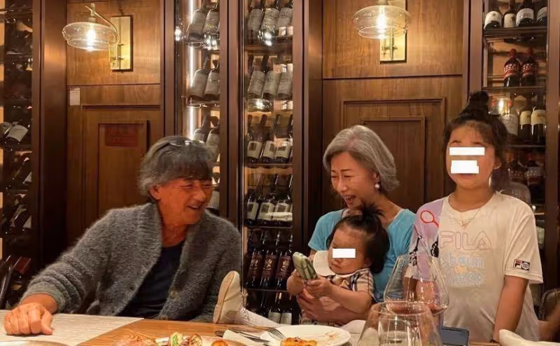 林子祥夫婦罕見現身,夫妻倆「銀色頭髮」太搶眼,60歲葉倩文的「臉」是真年輕,網友:活得真實活得透徹