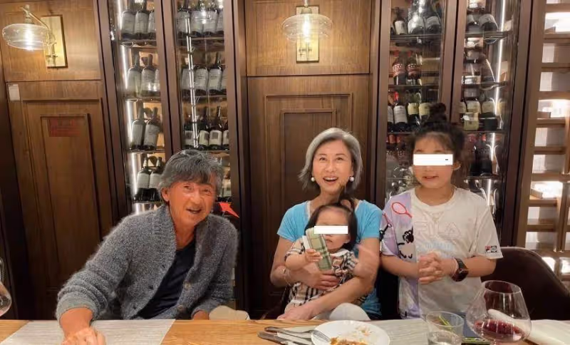 林子祥夫婦罕見現身,夫妻倆「銀色頭髮」太搶眼,60歲葉倩文的「臉」是真年輕,網友:活得真實活得透徹