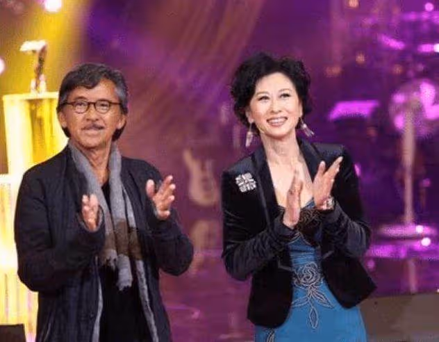 林子祥夫婦罕見現身,夫妻倆「銀色頭髮」太搶眼,60歲葉倩文的「臉」是真年輕,網友:活得真實活得透徹