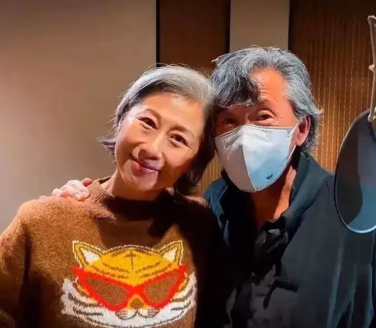 林子祥夫婦罕見現身,夫妻倆「銀色頭髮」太搶眼,60歲葉倩文的「臉」是真年輕,網友:活得真實活得透徹