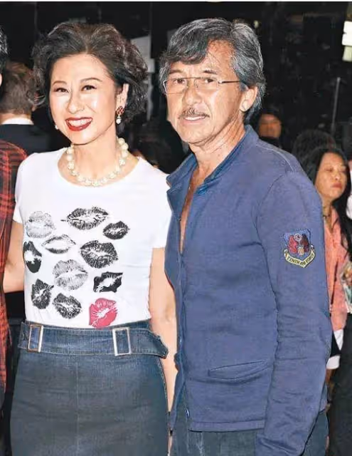 林子祥夫婦罕見現身,夫妻倆「銀色頭髮」太搶眼,60歲葉倩文的「臉」是真年輕,網友:活得真實活得透徹
