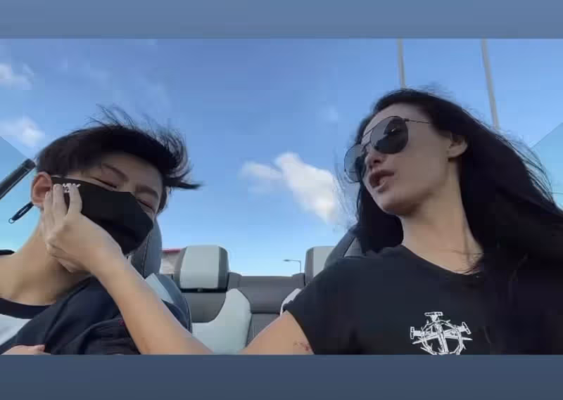 張柏芝開跑車送小Q上學!母子「十指緊扣」超親密,小Q兒子眉眼神似謝霆鋒